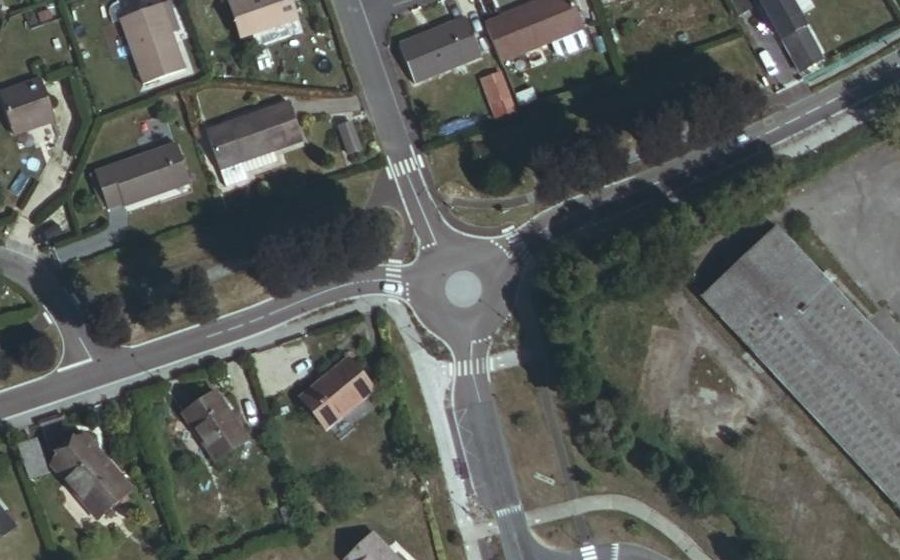Vue aérienne du Rond-point anonyme n°251143162