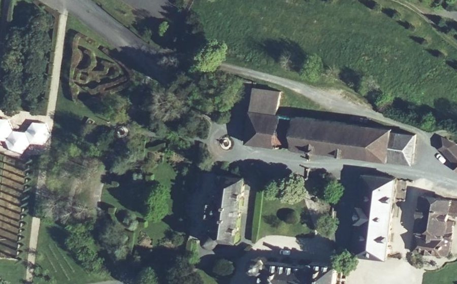 Vue aérienne du Rond-point anonyme n°251194473