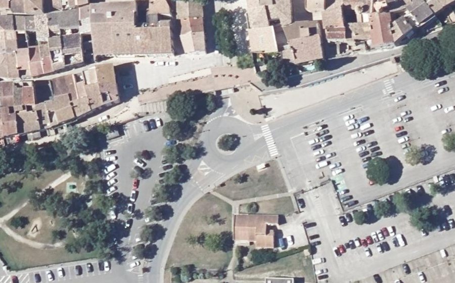 Vue aérienne du Rond-point anonyme n°251241352