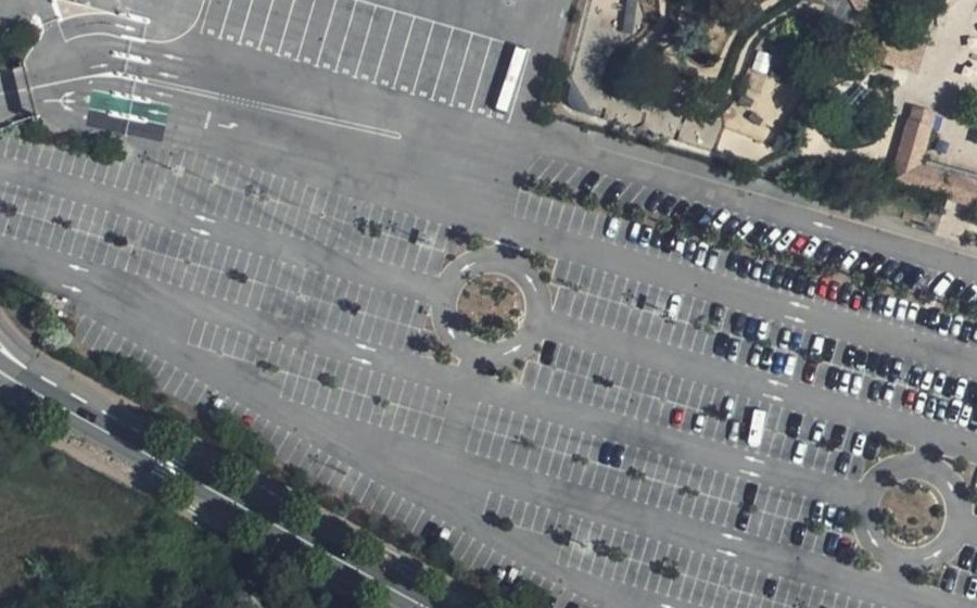 Vue aérienne du Rond-point anonyme n°251275143