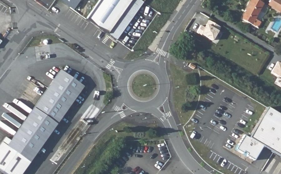 Vue aérienne du Rond-point anonyme n°251354246
