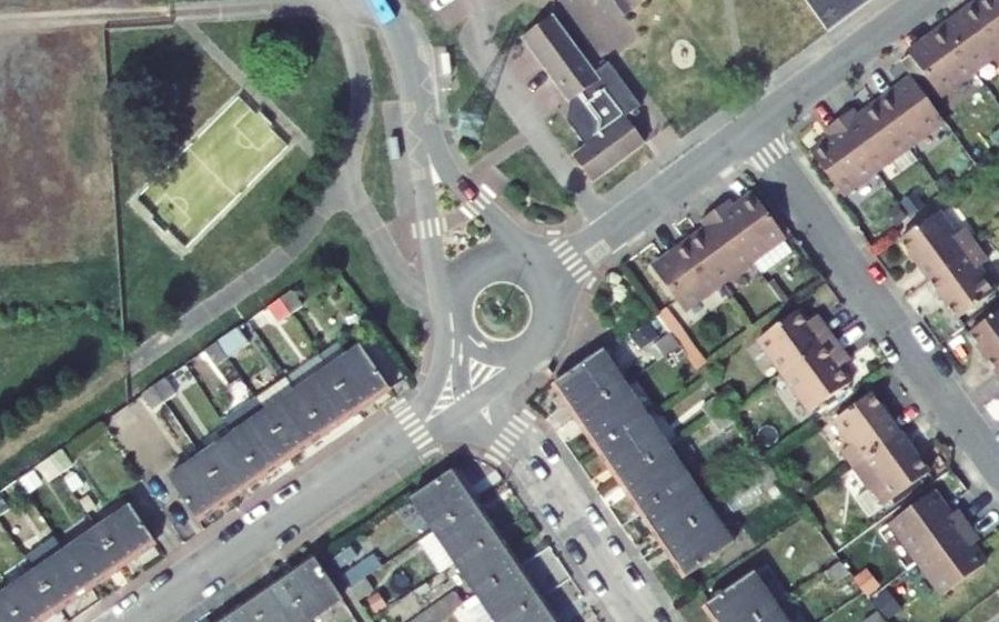 Vue aérienne du Rond-point anonyme n°251372320
