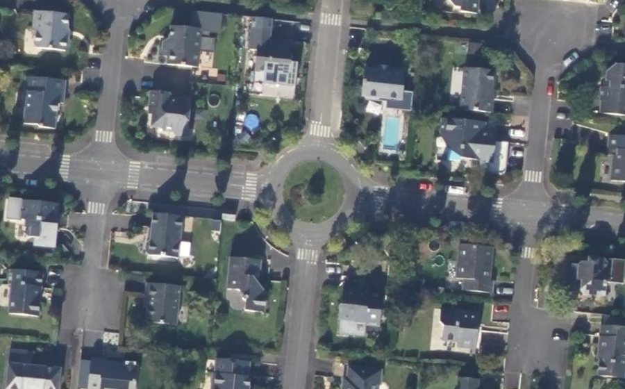 Vue aérienne du Rond-point anonyme n°25137469