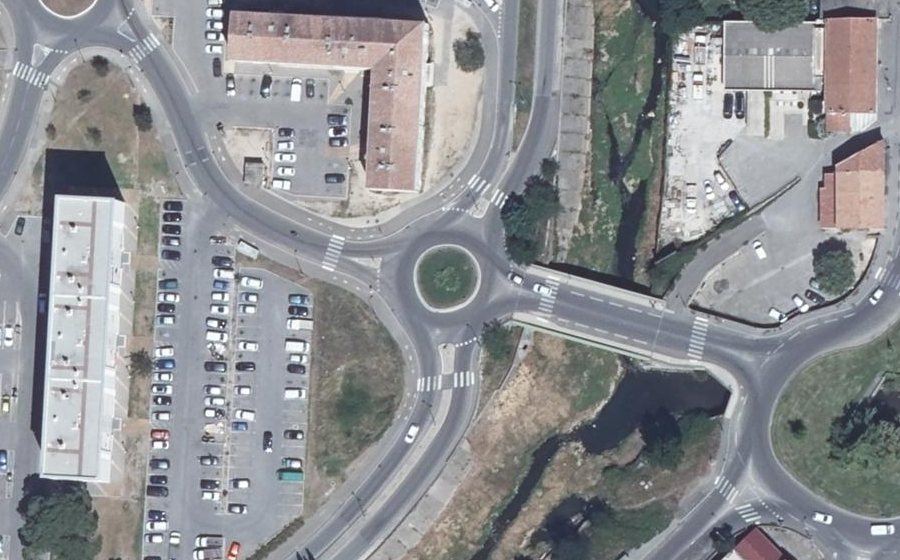 Vue aérienne du Rond-point anonyme n°251401141