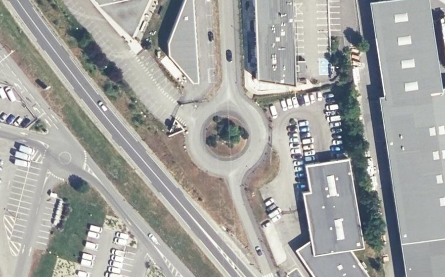 Vue aérienne du Rond-point anonyme n°251403510