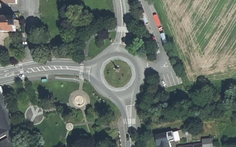 Vue aérienne du Rond-point anonyme n°25147507