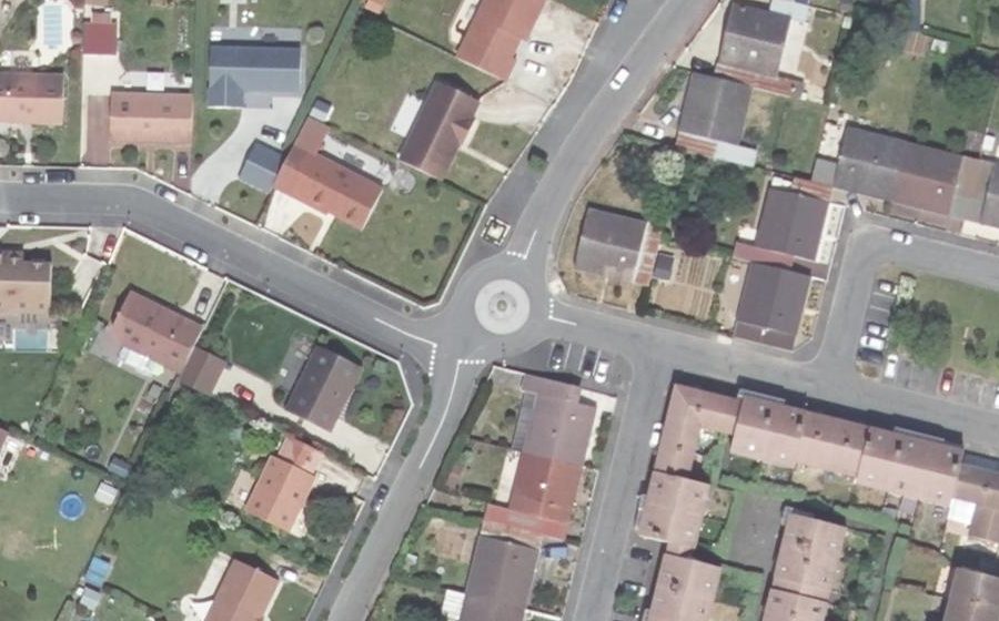 Vue aérienne du Rond-point anonyme n°251510391