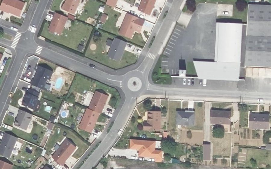 Vue aérienne du Rond-point anonyme n°251510393