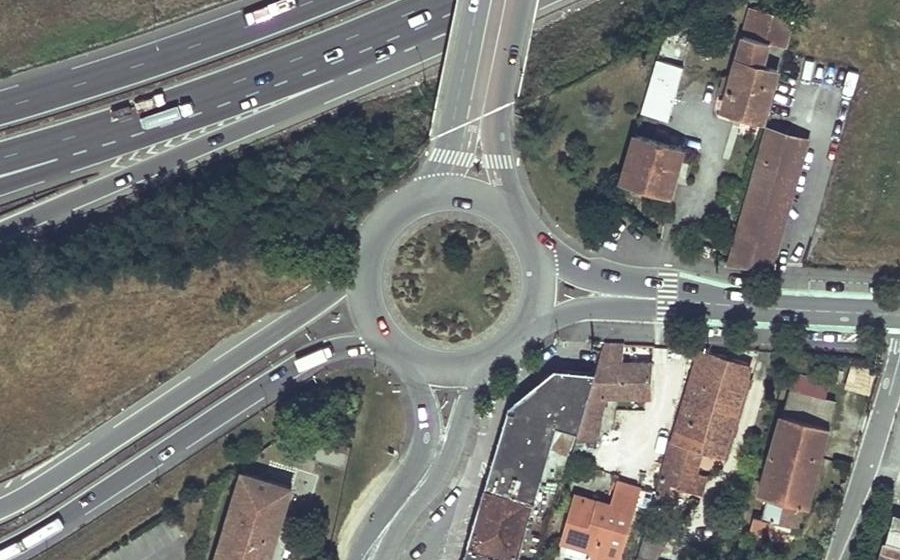 Vue aérienne du Rond-point anonyme n°251530677