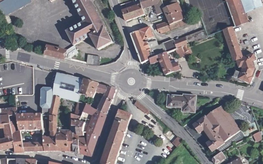 Vue aérienne du Rond-point anonyme n°251657059