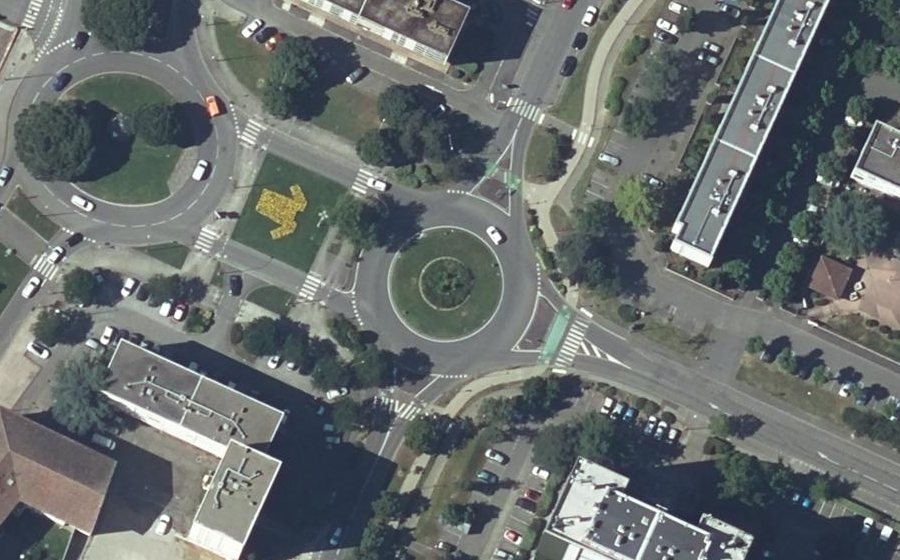 Vue aérienne du Rond-point anonyme n°251743458