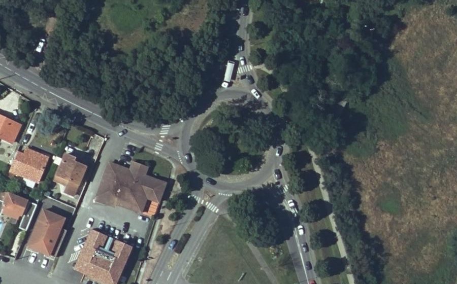 Vue aérienne du Rond-point anonyme n°251744549