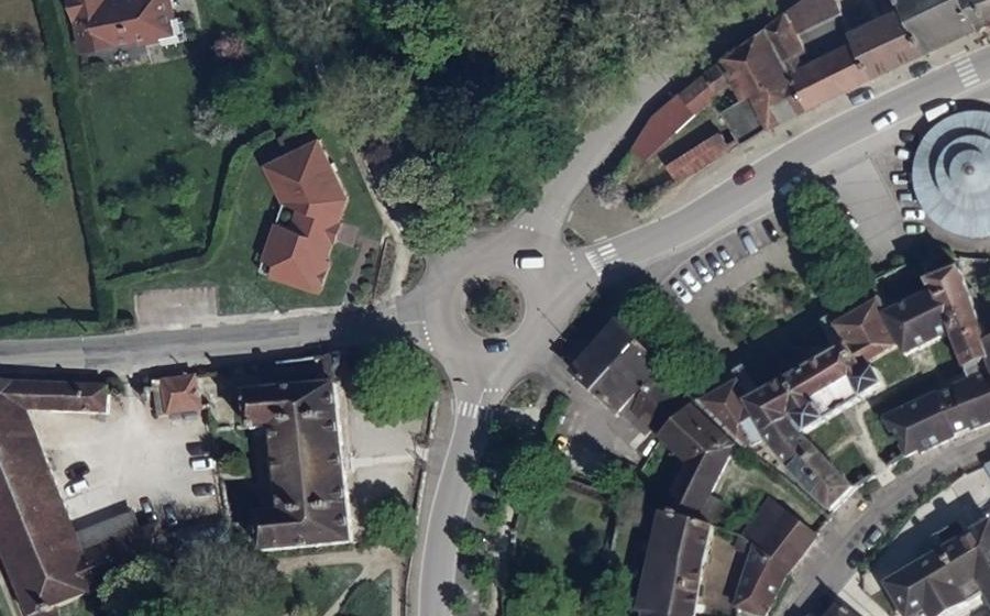 Vue aérienne du Rond-point anonyme n°251744862