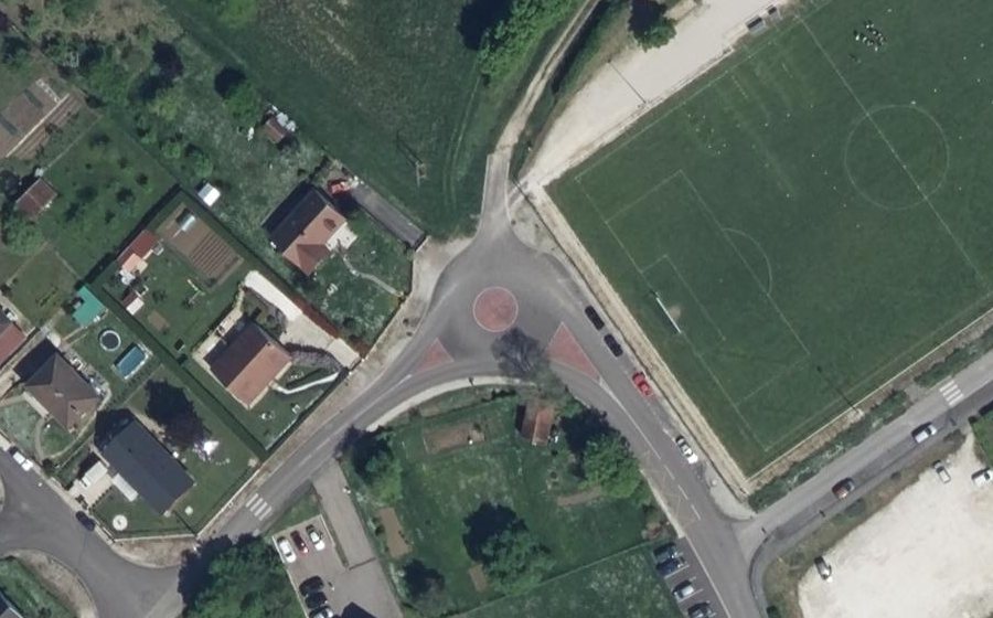 Vue aérienne du Rond-point anonyme n°251744865