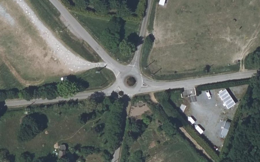 Vue aérienne du Rond-point anonyme n°251788087