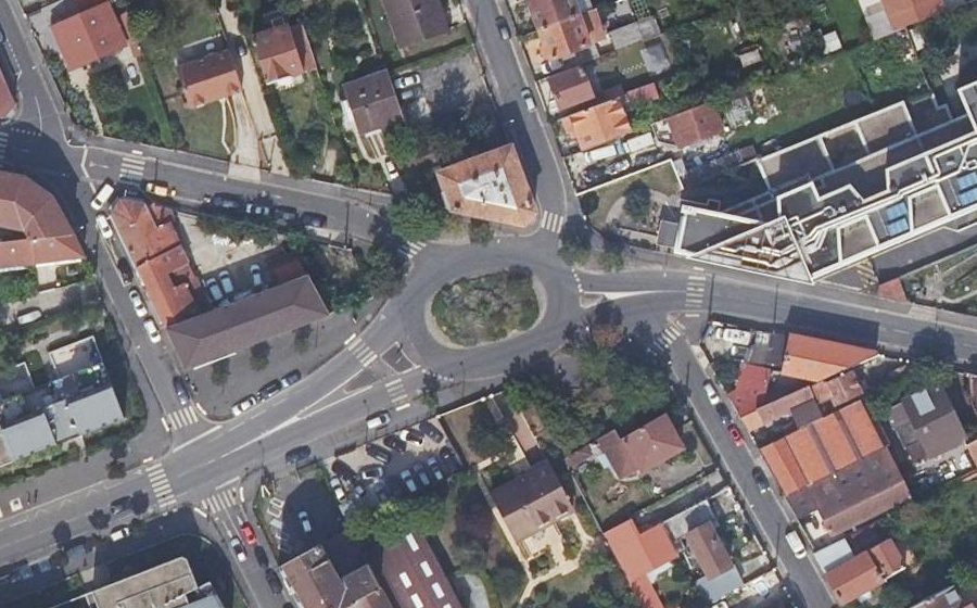 Vue aérienne du Rond-point anonyme n°251829226