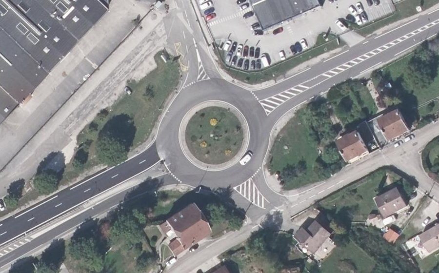 Vue aérienne du Rond-point anonyme n°251861249
