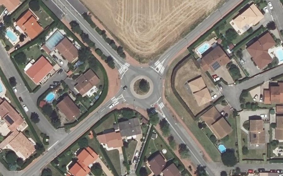 Vue aérienne du Rond-point anonyme n°25187429
