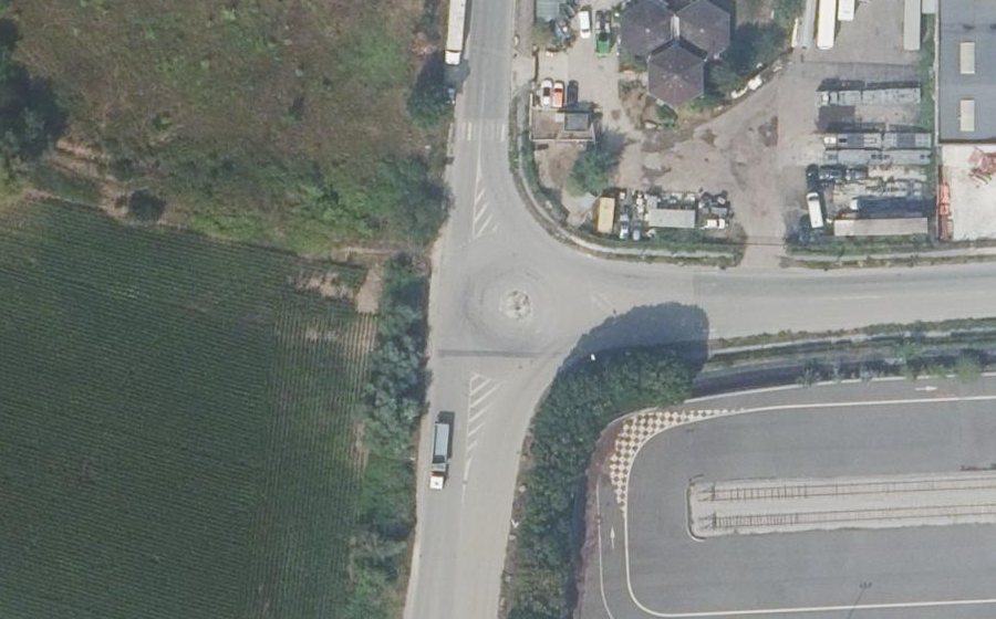 Vue aérienne du Rond-point anonyme n°251950559