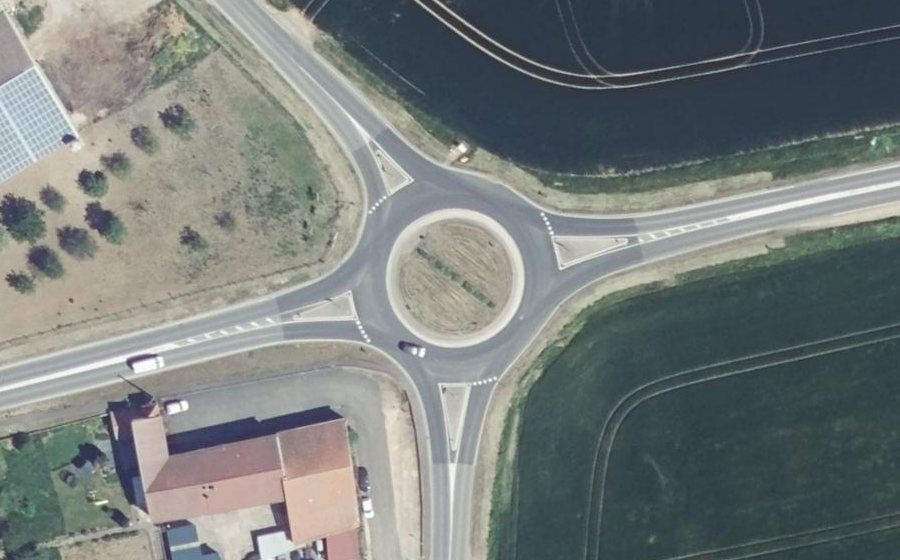 Vue aérienne du Rond-point anonyme n°251990519