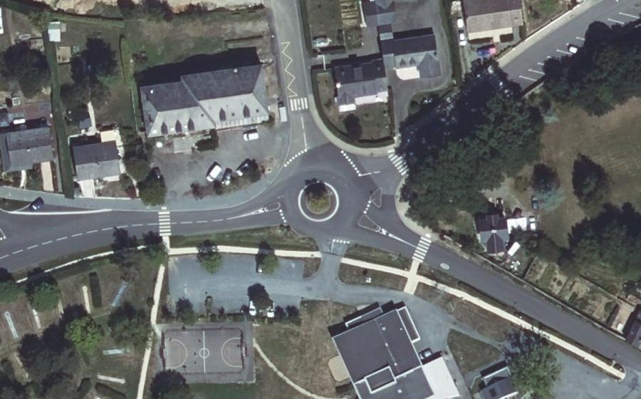 Vue aérienne du Rond-point anonyme n°252033988