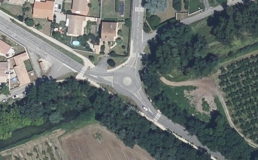 Vue aérienne du Rond-point anonyme n°252055843