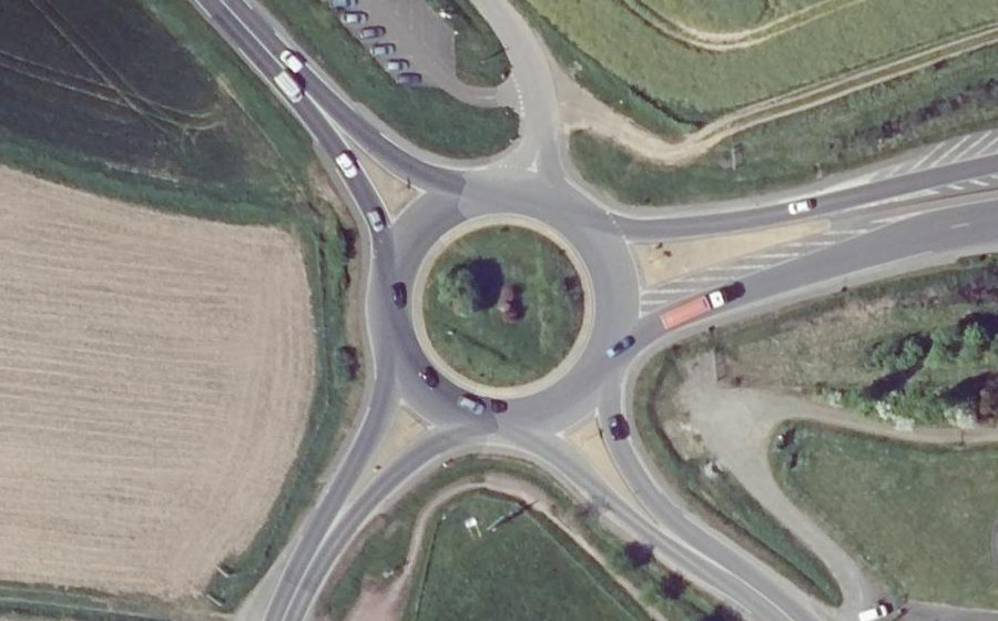 Vue aérienne du Rond-point anonyme n°252109729