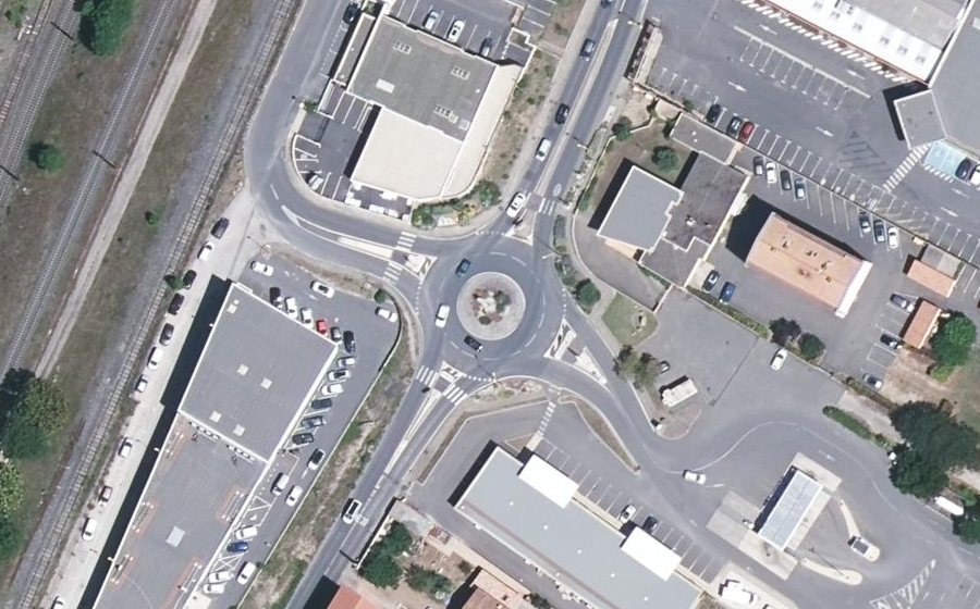 Vue aérienne du Rond-point anonyme n°252115648