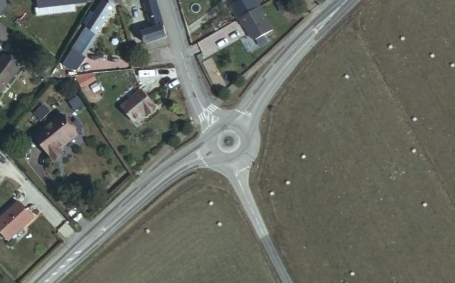 Vue aérienne du Rond-point anonyme n°252128443