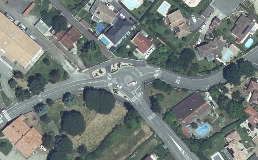 Vue aérienne du Rond-point anonyme n°252131192