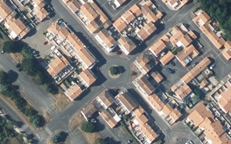 Vue aérienne du Rond-point anonyme n°252168356