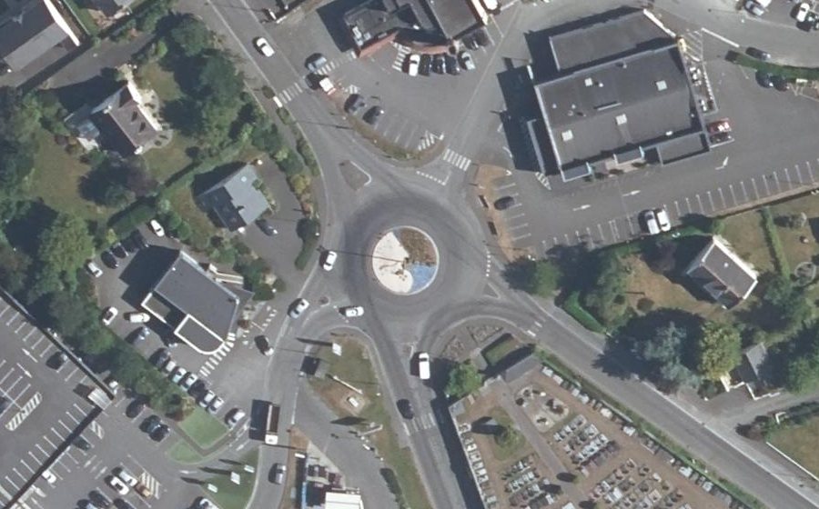 Vue aérienne du Rond-point anonyme n°252178425
