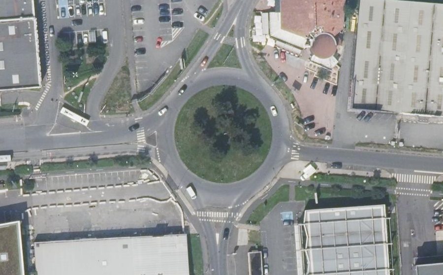 Vue aérienne du Rond-point anonyme n°25221813