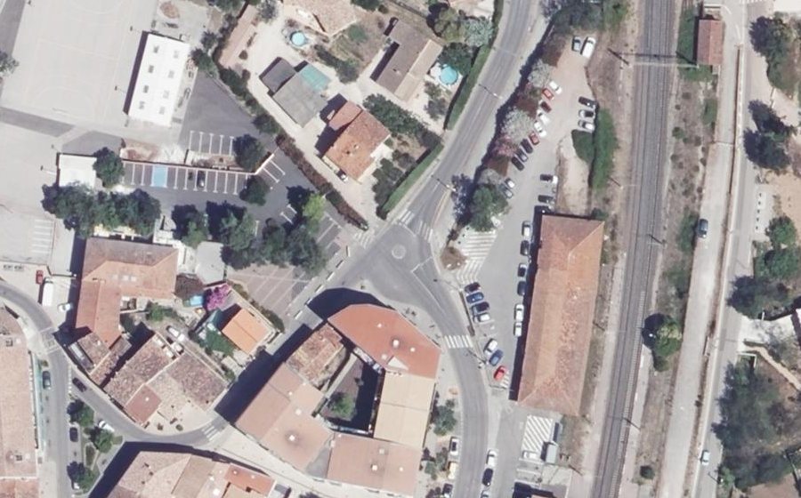 Vue aérienne du Rond-point anonyme n°252346149