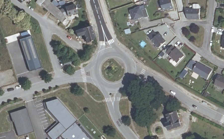 Vue aérienne du Rond-point anonyme n°252368305
