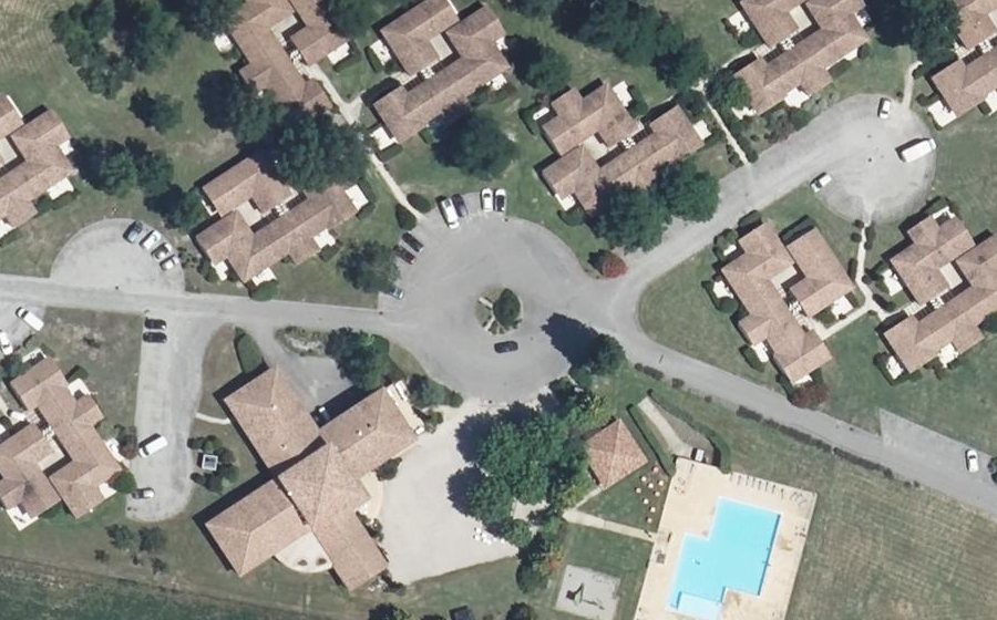 Vue aérienne du Rond-point anonyme n°252381943