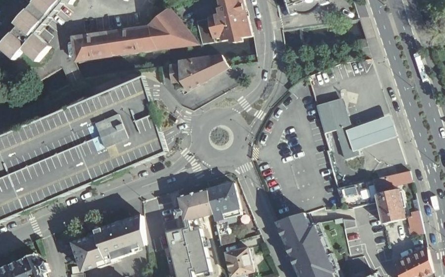 Vue aérienne du Rond-point anonyme n°252426430