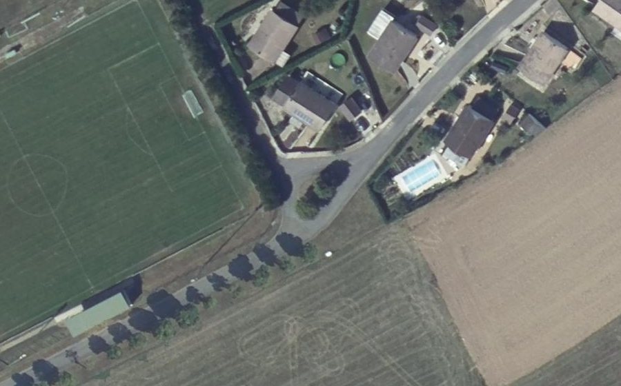 Vue aérienne du Rond-point anonyme n°252472708