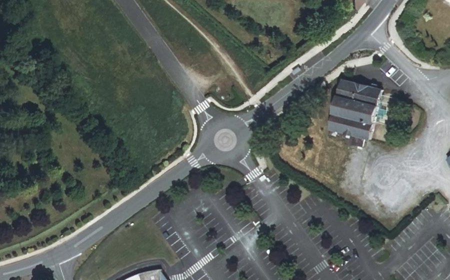 Vue aérienne du Rond-point anonyme n°252586044
