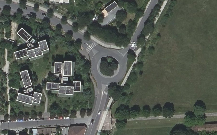 Vue aérienne du Rond-point anonyme n°252594550