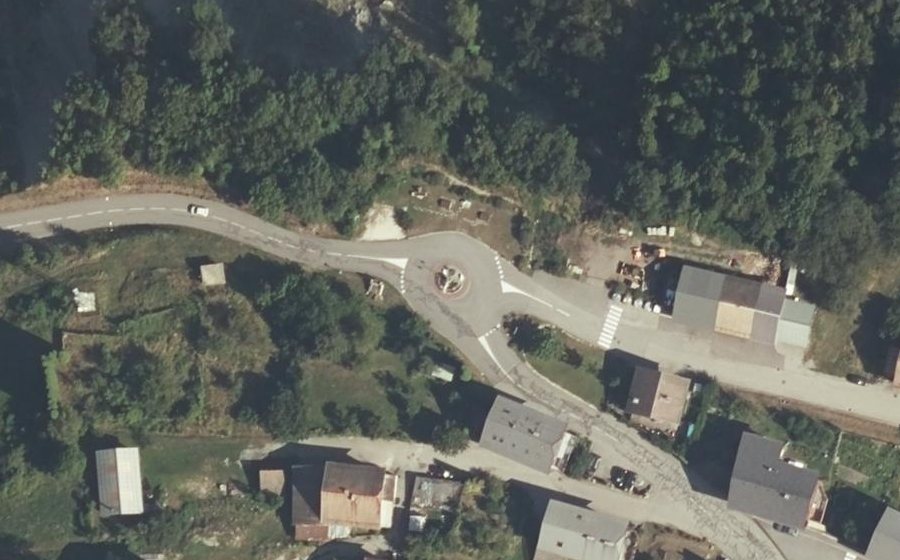 Vue aérienne du Rond-point anonyme n°252602181