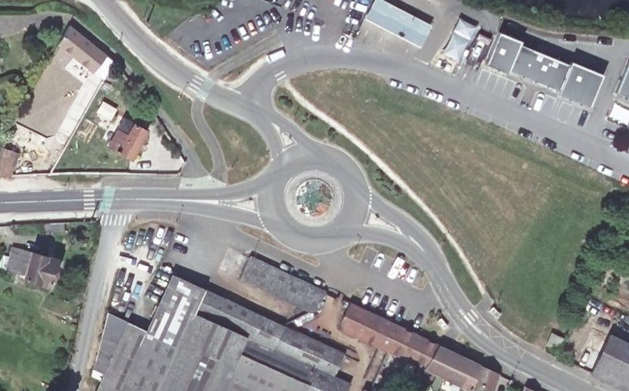 Vue aérienne du Rond-point anonyme n°252666055
