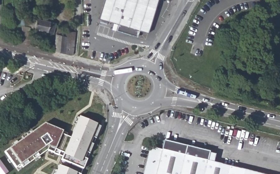 Vue aérienne du Rond-point anonyme n°25268597