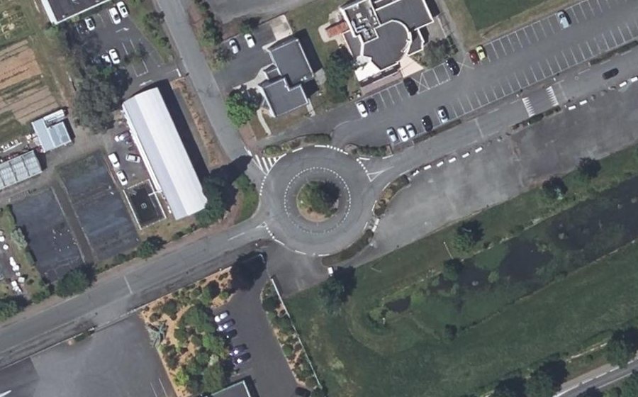 Vue aérienne du Rond-point anonyme n°252720997