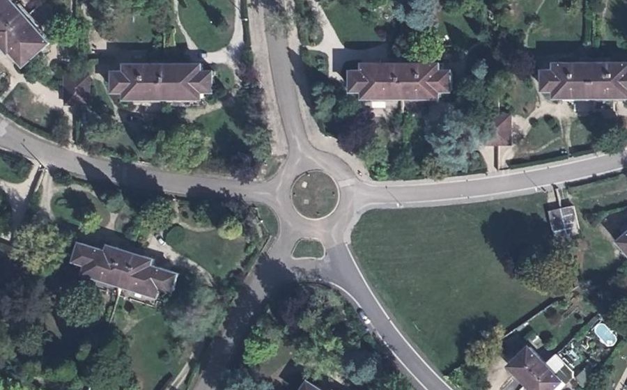 Vue aérienne du Rond-point anonyme n°252724694