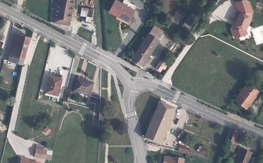 Vue aérienne du Rond-point anonyme n°252725960