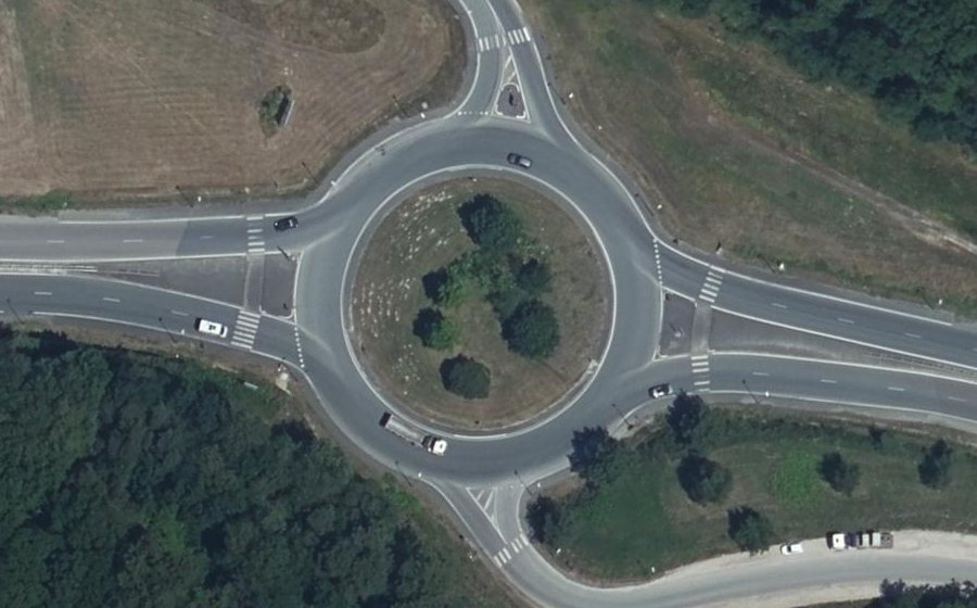 Vue aérienne du Rond-point anonyme n°25274278