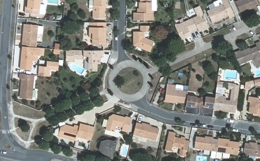 Vue aérienne du Rond-point anonyme n°252755297