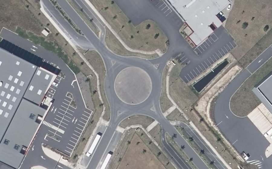 Vue aérienne du Rond-point anonyme n°252764068