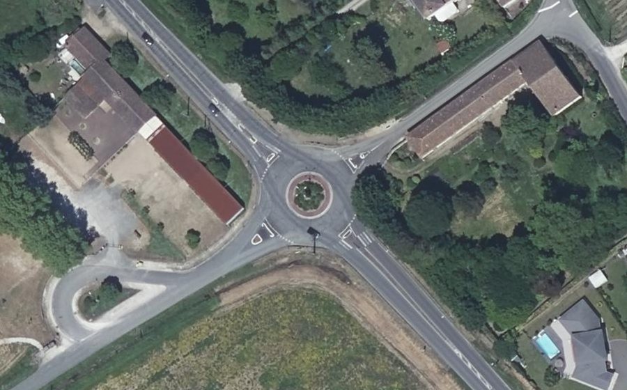 Vue aérienne du Rond-point anonyme n°252861343